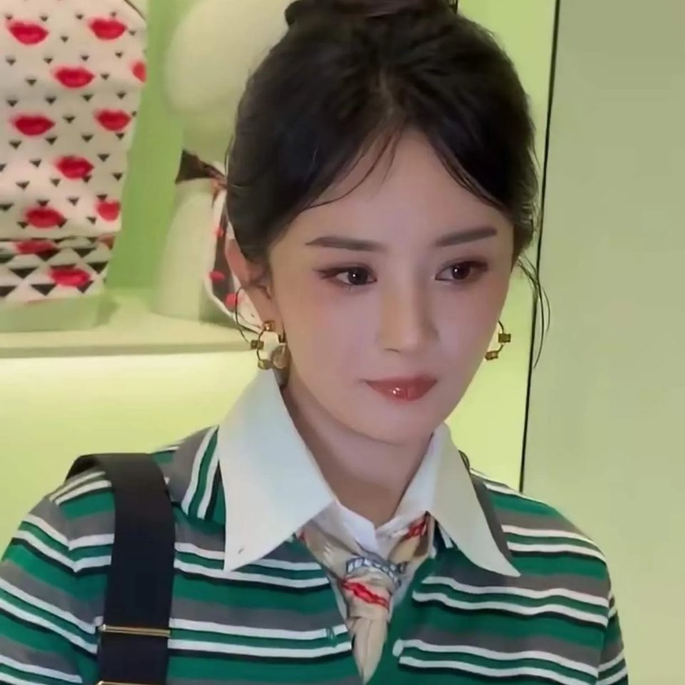 杨幂这水肿程度有点夸张，没有水肿那就是国色天香，水肿了则是老态龙钟，看来还是要休