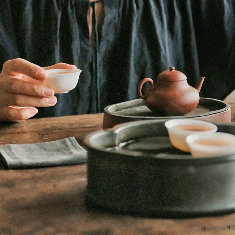 以前喝茶跟做实验似的，闻香、品韵、追山头，喝个茶比上班还累。现在懂了，茶好不好是