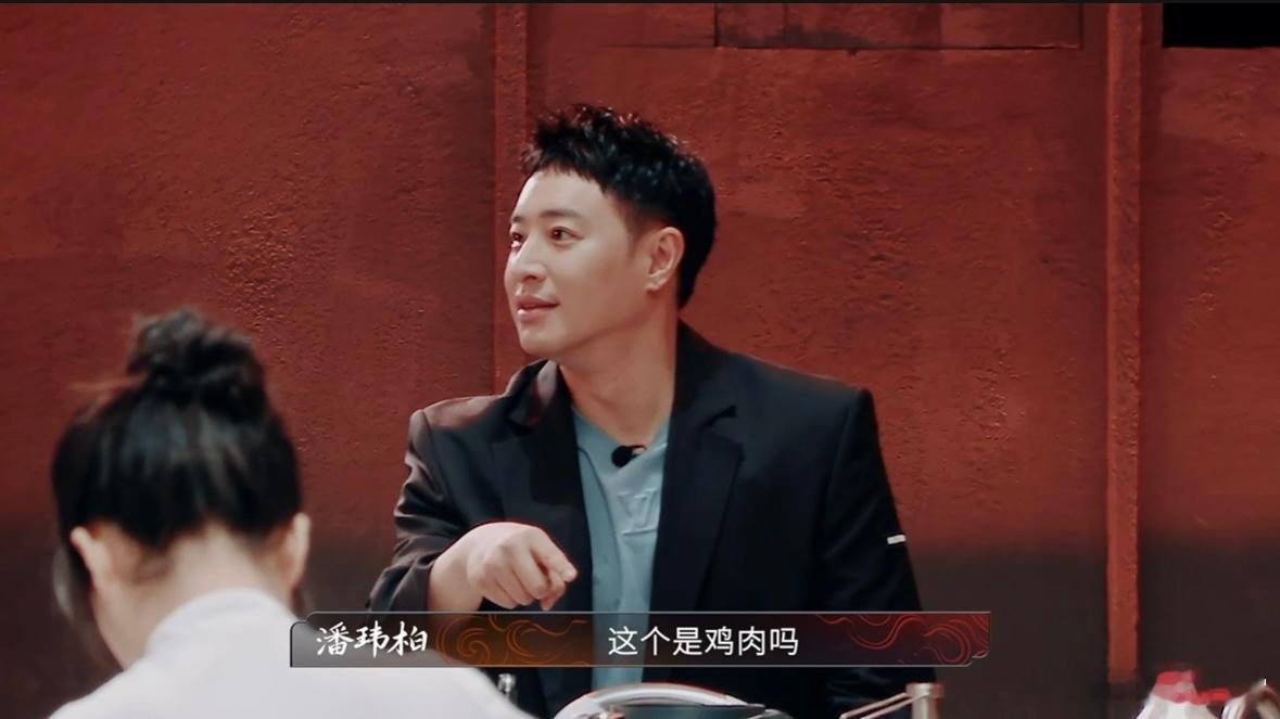 潘玮柏进厨房像回家一样 被一堆大厨围着还能这么放松，也就他了吧！百厨大战里盯着食
