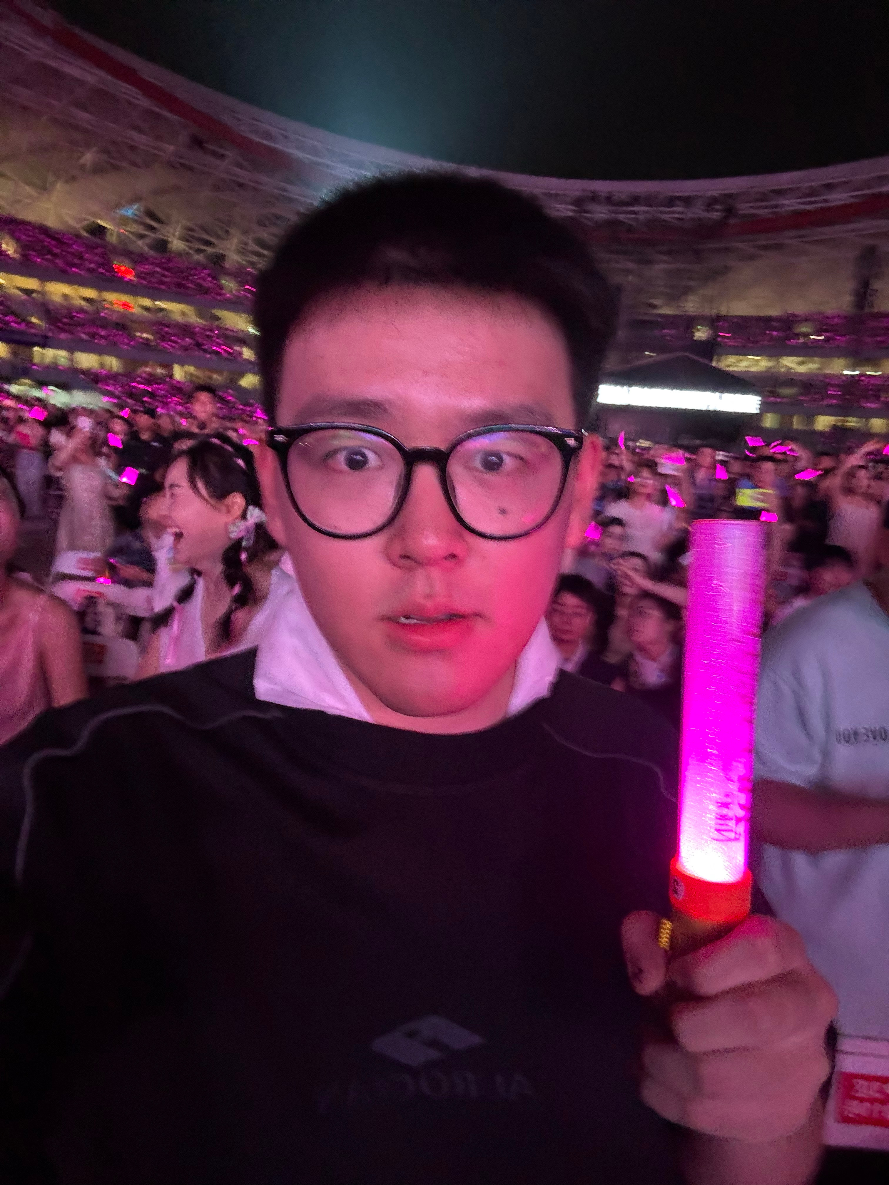 昨天两个粉丝过来和我合影旁边的人以为我是什么大网红 感谢这位宝宝给我的降温毛巾真