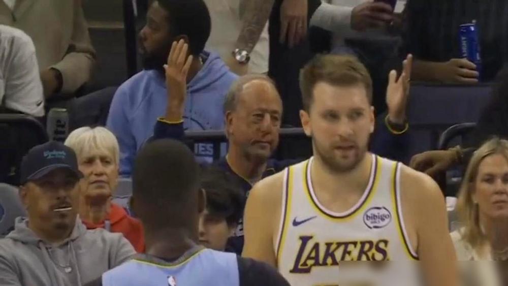 里夫斯突然不会打球了。东契奇一回来，球全在他手里，里夫斯摸不到球，手感从59跌到