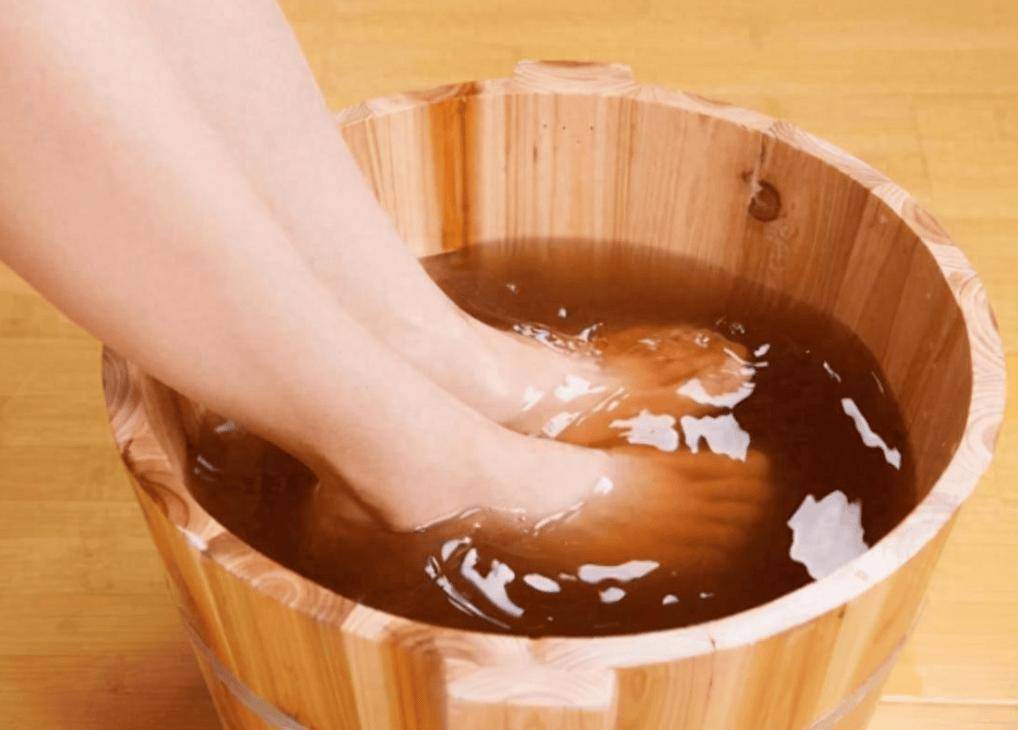 深夜话题：你晚上睡觉前喜欢泡脚吗？会加哪些养生物料么？脚臭的人洗脚时建议加点盐 