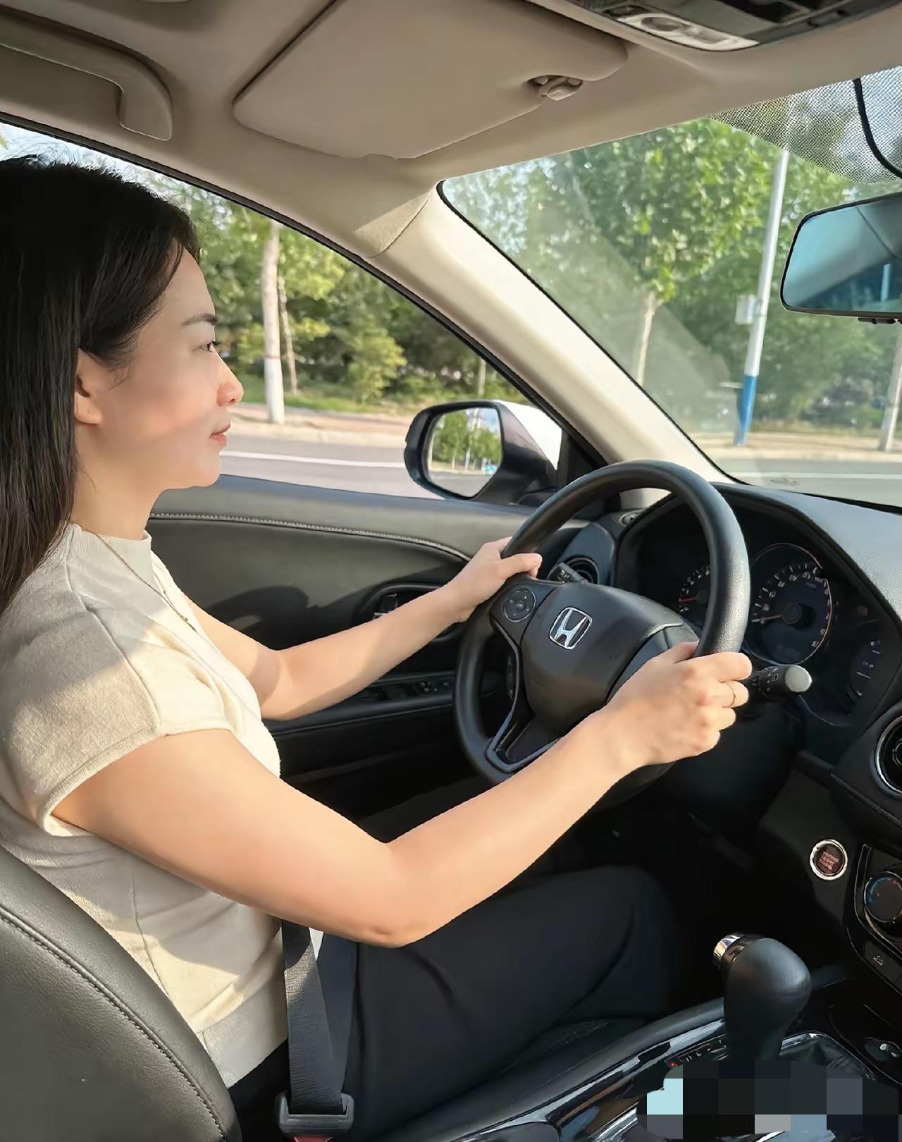 自己会开车后，才慢慢琢磨出这些实在道理：
​第一，别主动让人蹭车。
​第二，眼镜