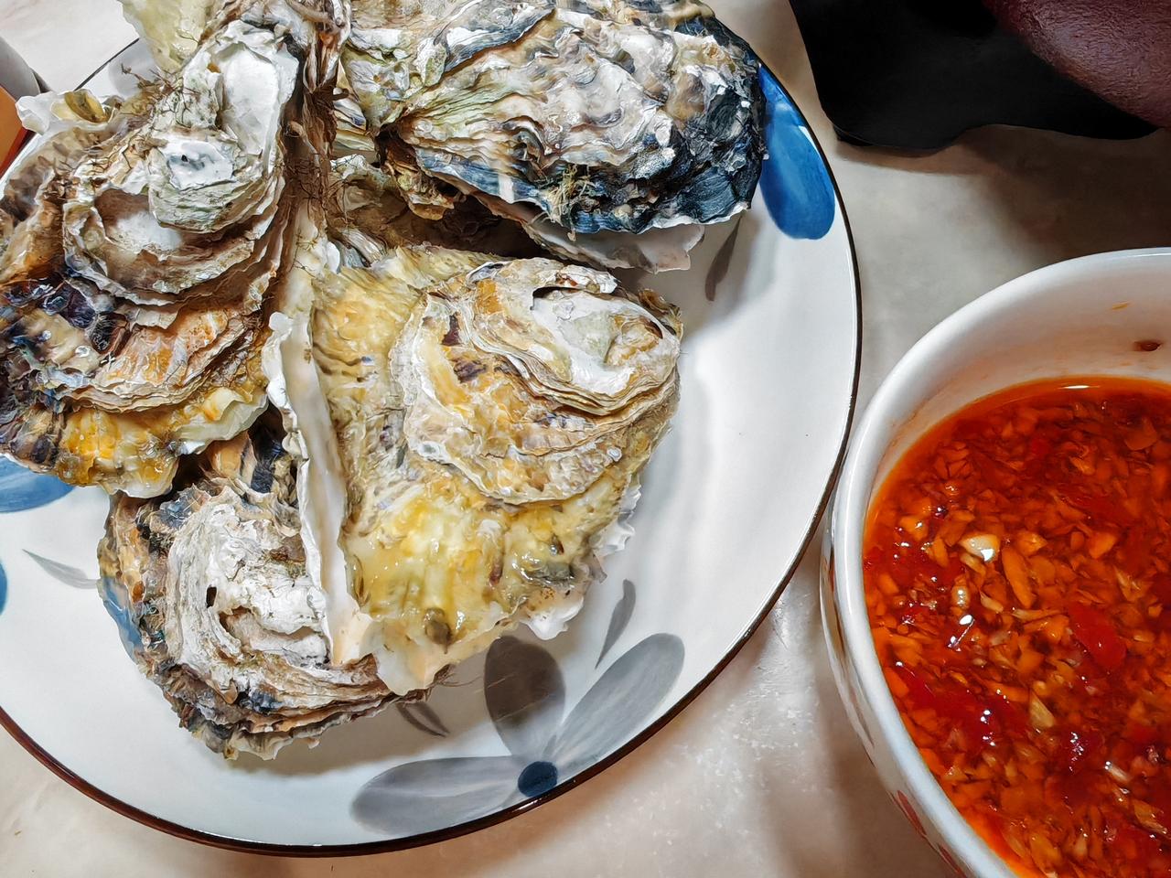 天南地北大拜年昨天买了乳山生蚝，简单蒸一下蘸蒜蓉酱吃，味道不错。