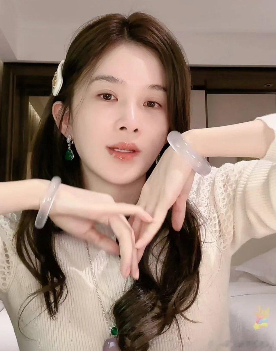 又来了，之前还说她朋友和车银优谈过[黑线]赵樱子说对陈晓一见钟情，就算他单身也不