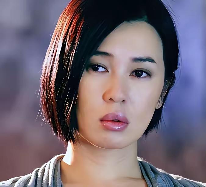 第一张和第二张是同一个人，谁稀罕她变成这样的？女明星就是这么奇怪，火了之后就喜欢