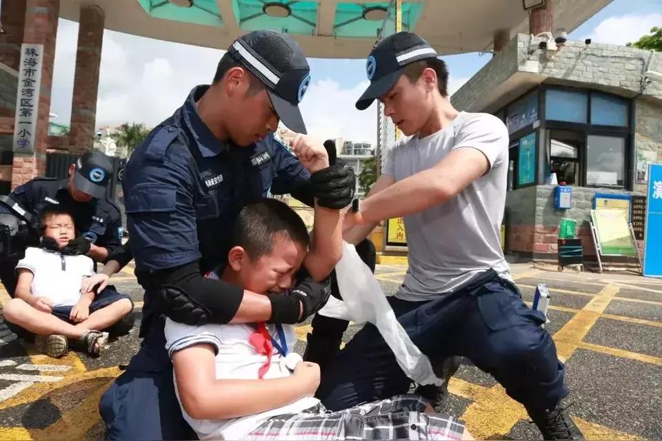 花坛里的外卖，藏着学生的难
 
海南儋州某中学保安摔学生外卖的事，后续原因终于曝