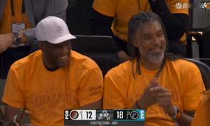 就这样在场下放肆的笑，裁判也不给个T...太纵容！
欣慰的笑 vs 嘲讽的笑
