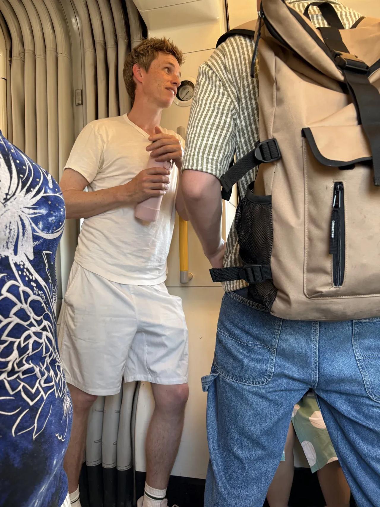 43岁奥斯卡影帝小雀斑在伦敦坐地铁出行，没有助理和保镖跟着，穿衣打扮休闲，拿着保
