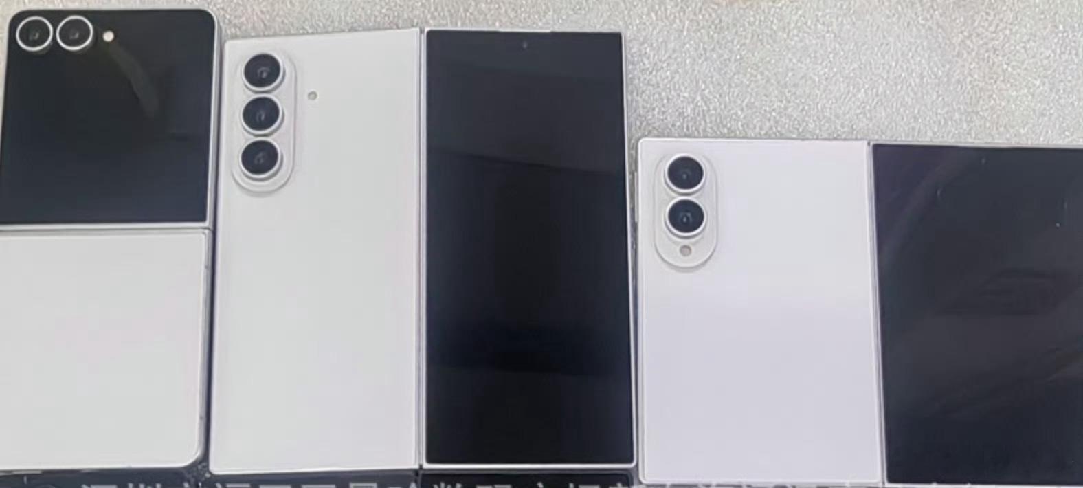 左一：竖折叠Galaxy Z Flip8中间：大折叠Galaxy Z Fold8