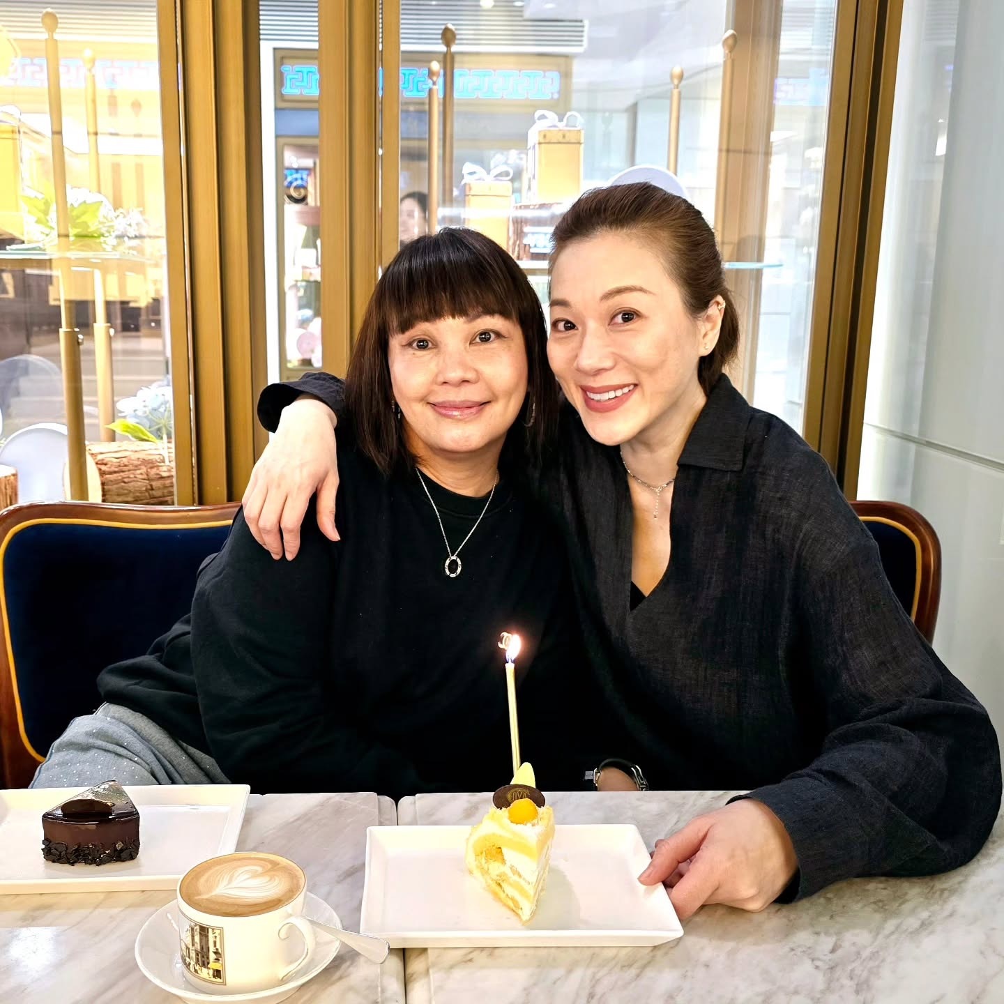 张可颐和好友庆生照 