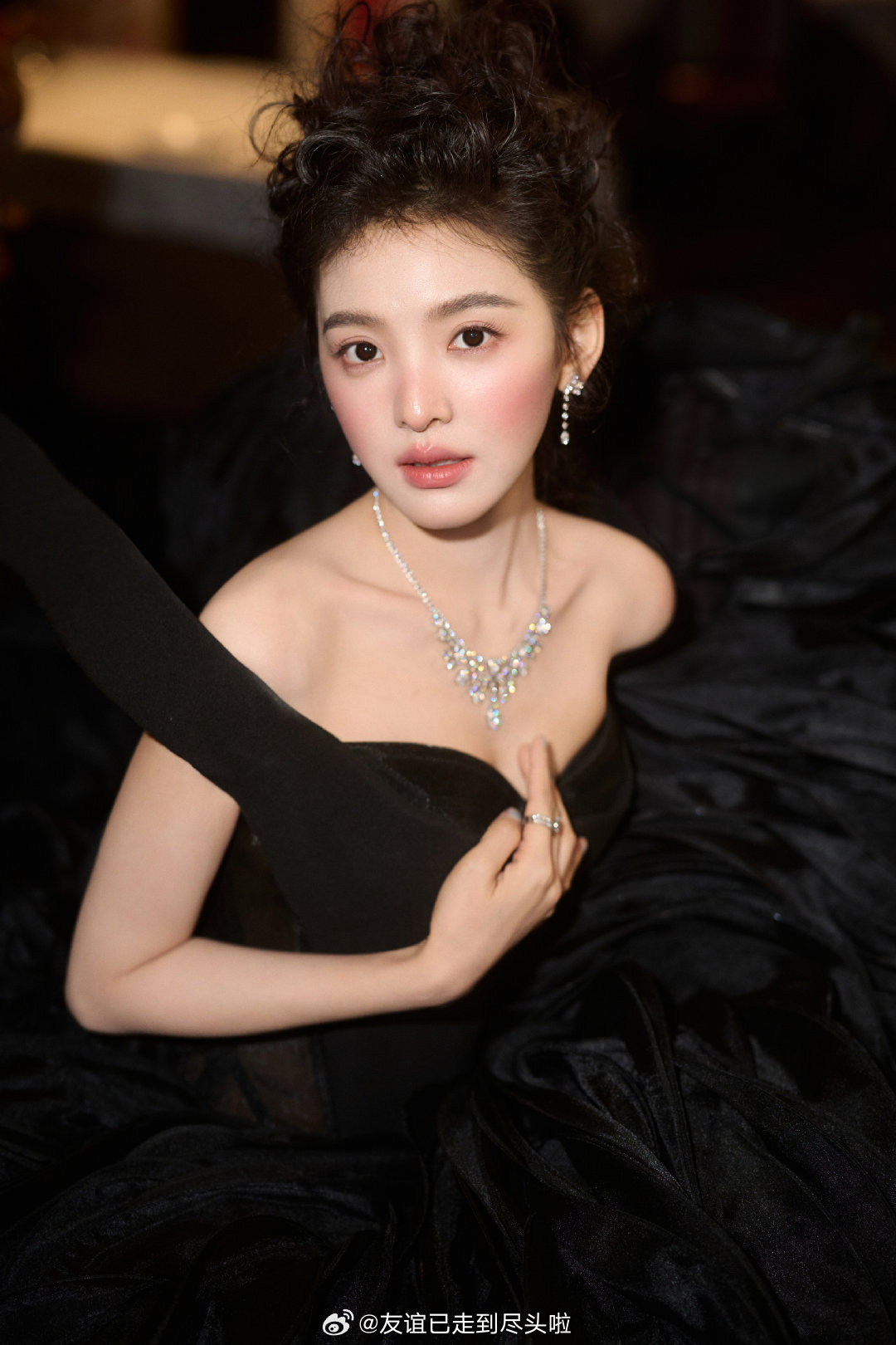 丁禹兮、邓为、章若楠今天都有晒伤妆造型，还挺俏皮的谁给丁禹兮邓为打的腮红章若楠 