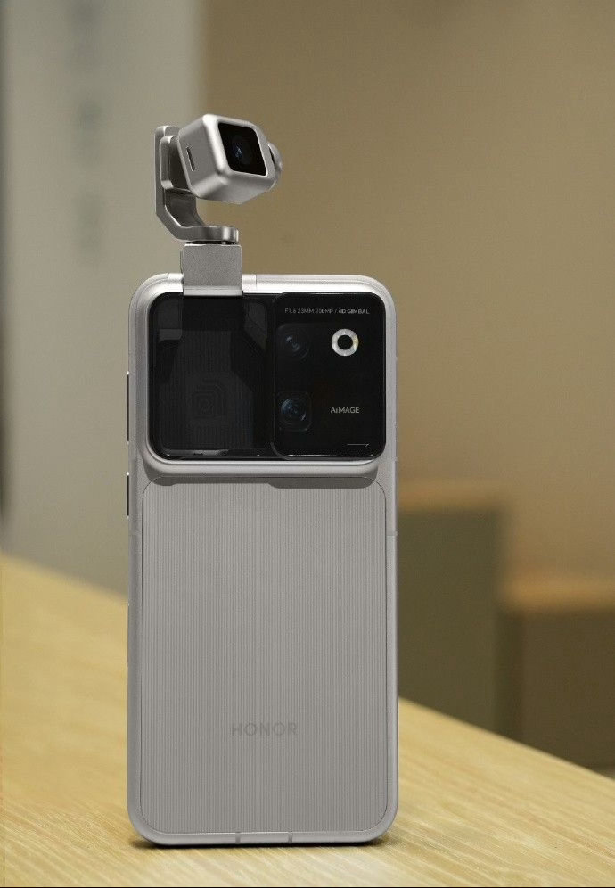 荣耀Robot Phone 有意思的地方，不只是摄像头会转。更重要的是，它背后的