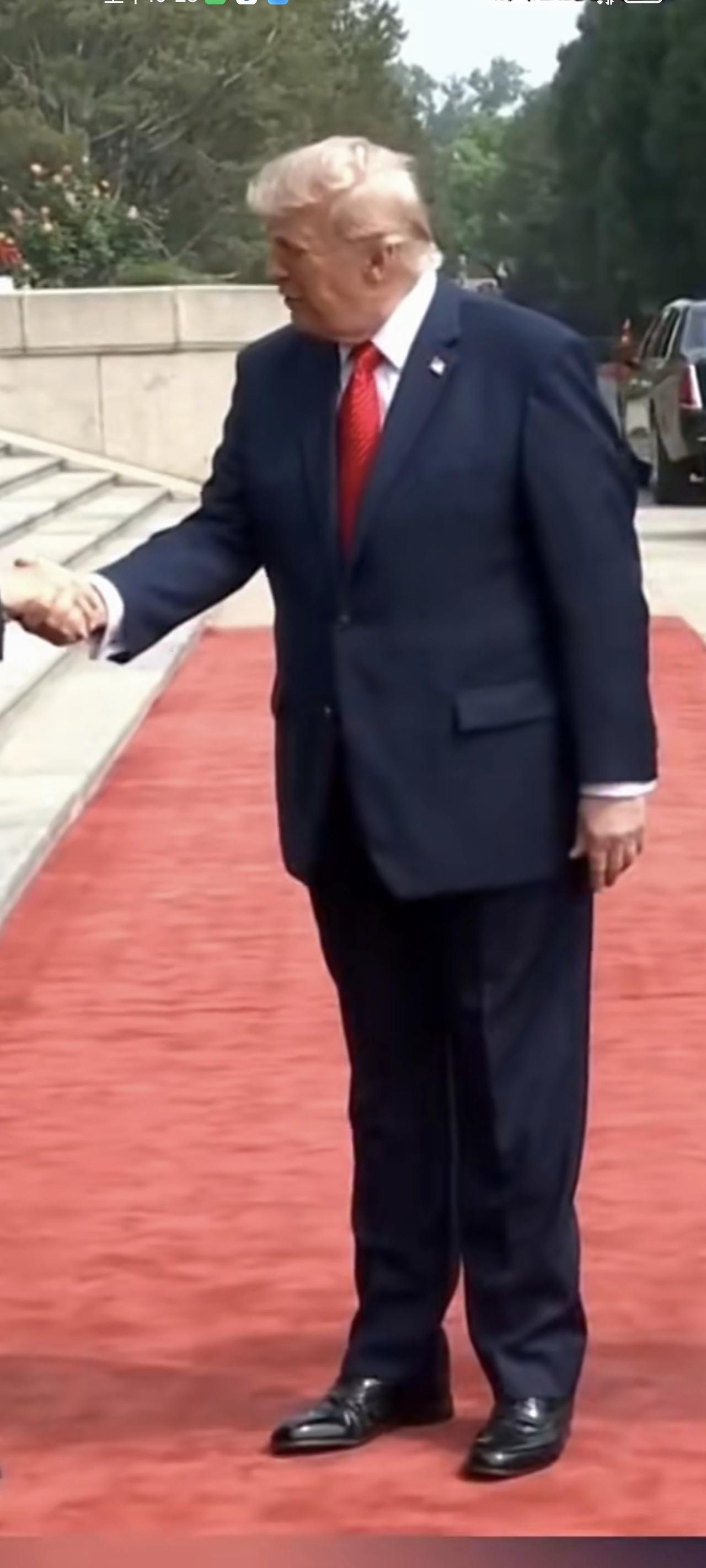 特朗普的领带终于换了颜色！作为头号大国的总统，本身爱出风头，不喜低调的特朗普，什