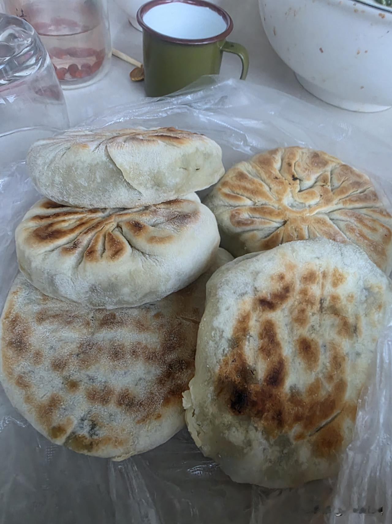三嫂今天晚上烙的火烧很成功……

用刚从菜园里摘来的鲜豆角做馅儿，烙的火烧。该说