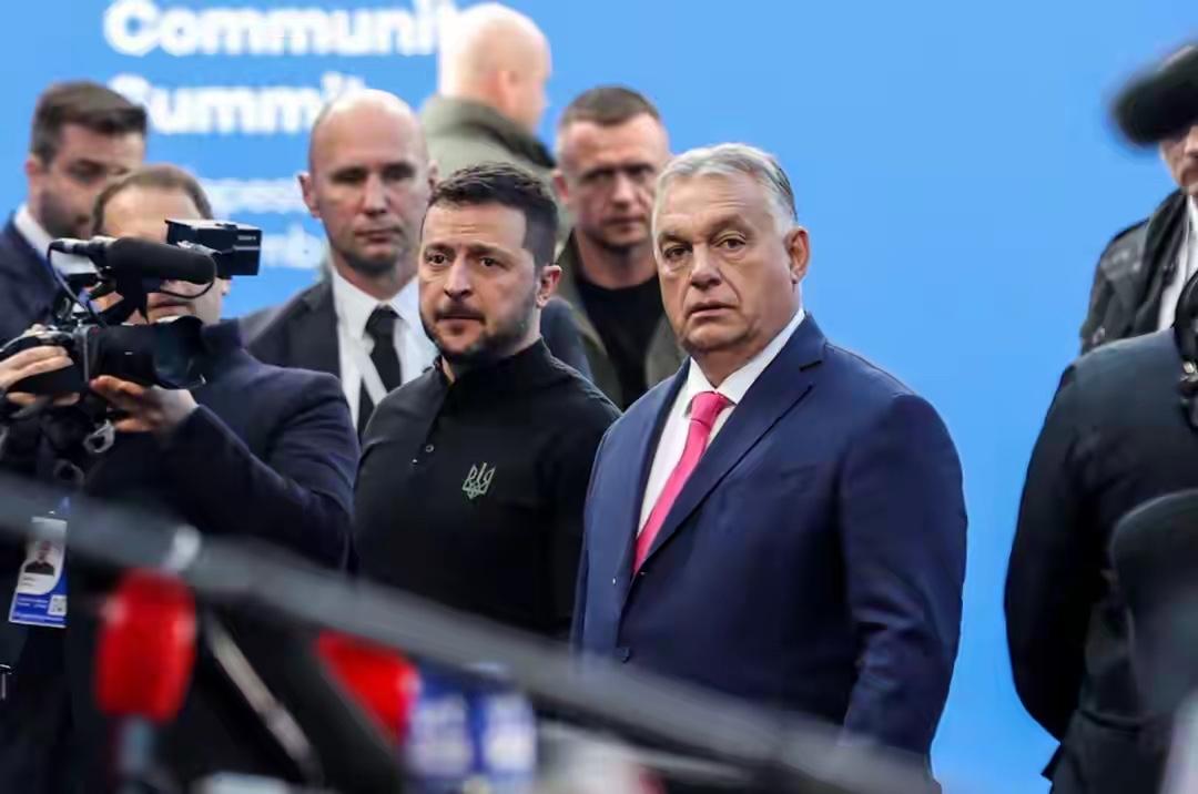 泽连斯基威胁匈牙利：再不交出巨款，就要灭了总理欧尔班全家！为了讨到欧盟的援助，泽