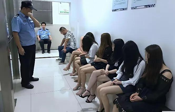 这个什么情况？还给这些足疗技师们培训上了。看看技师们可能技术更好，感觉还都不情愿