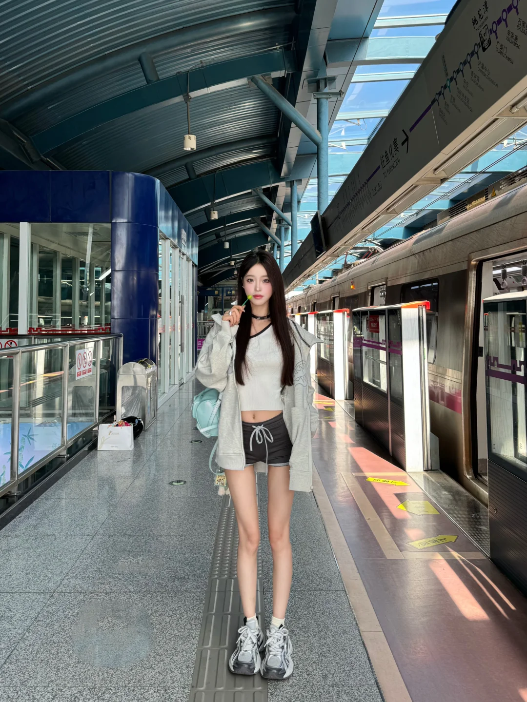 🚇At the station