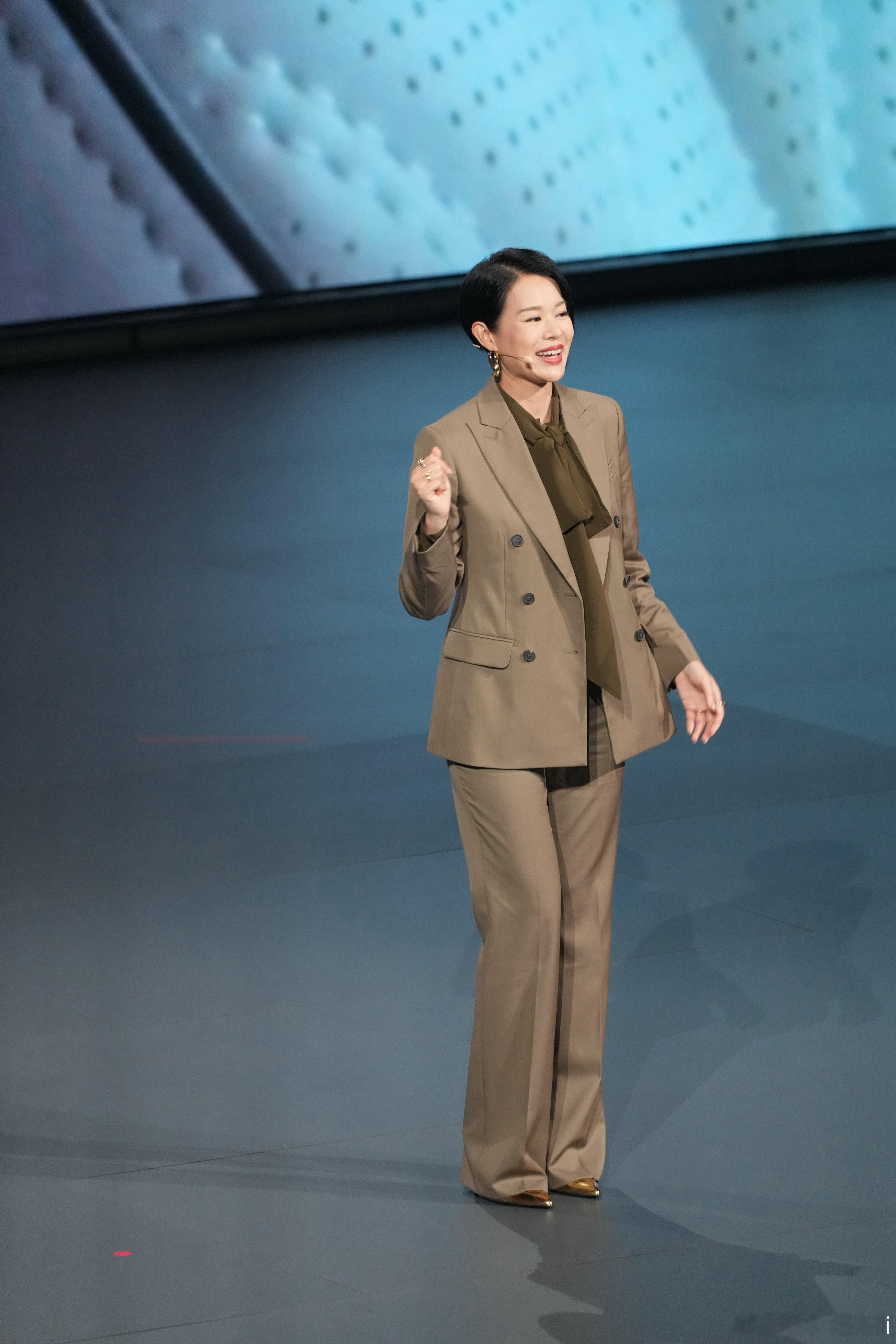 胡杏儿作为一个3娃妈妈，保持得也太好了吧！而且普通话越来越好了，把奕境X9讲的很