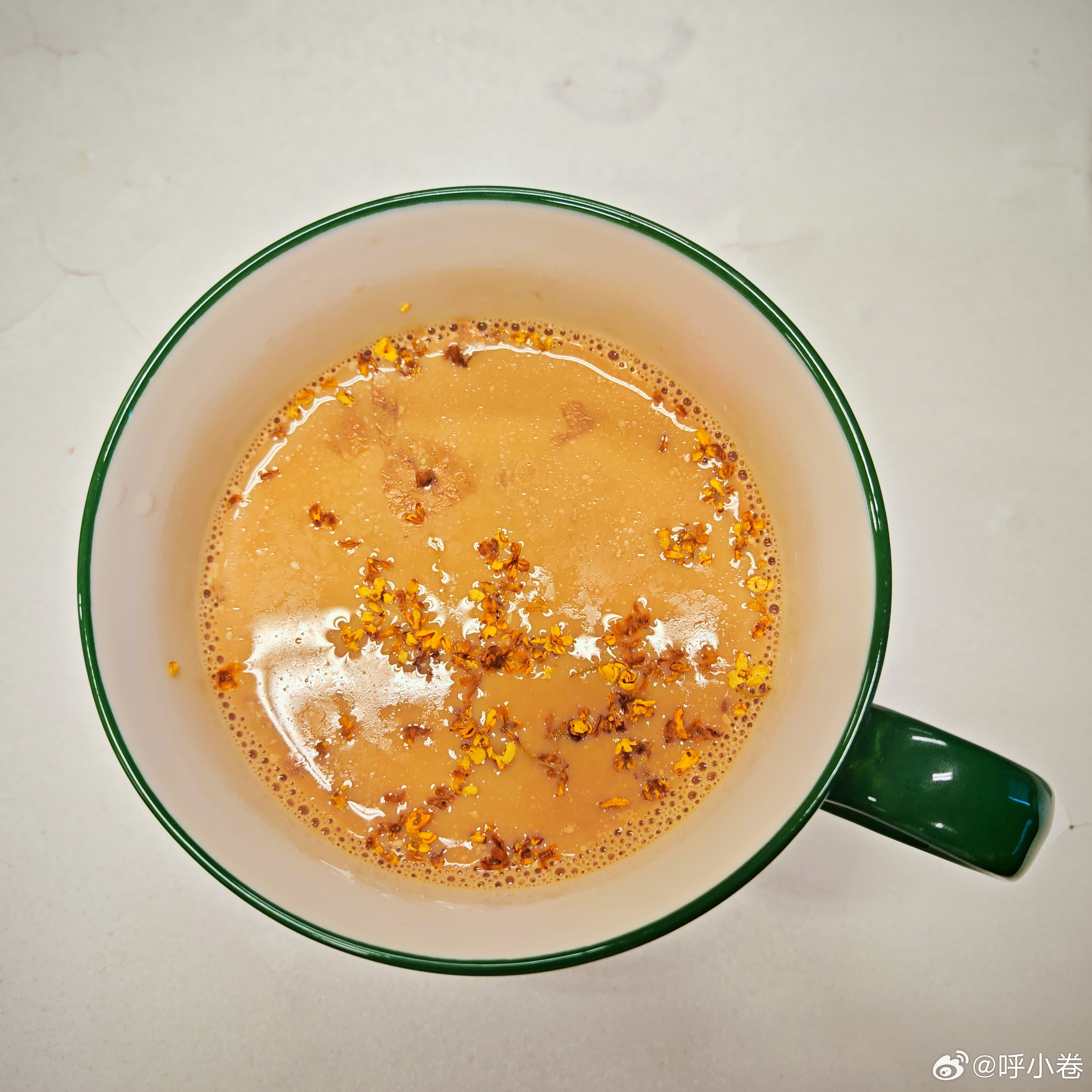 秋天的第一杯奶茶喝到了亲手调配的奶茶，十分醇香，茶香加奶味特别浓郁，还有奶皮儿，
