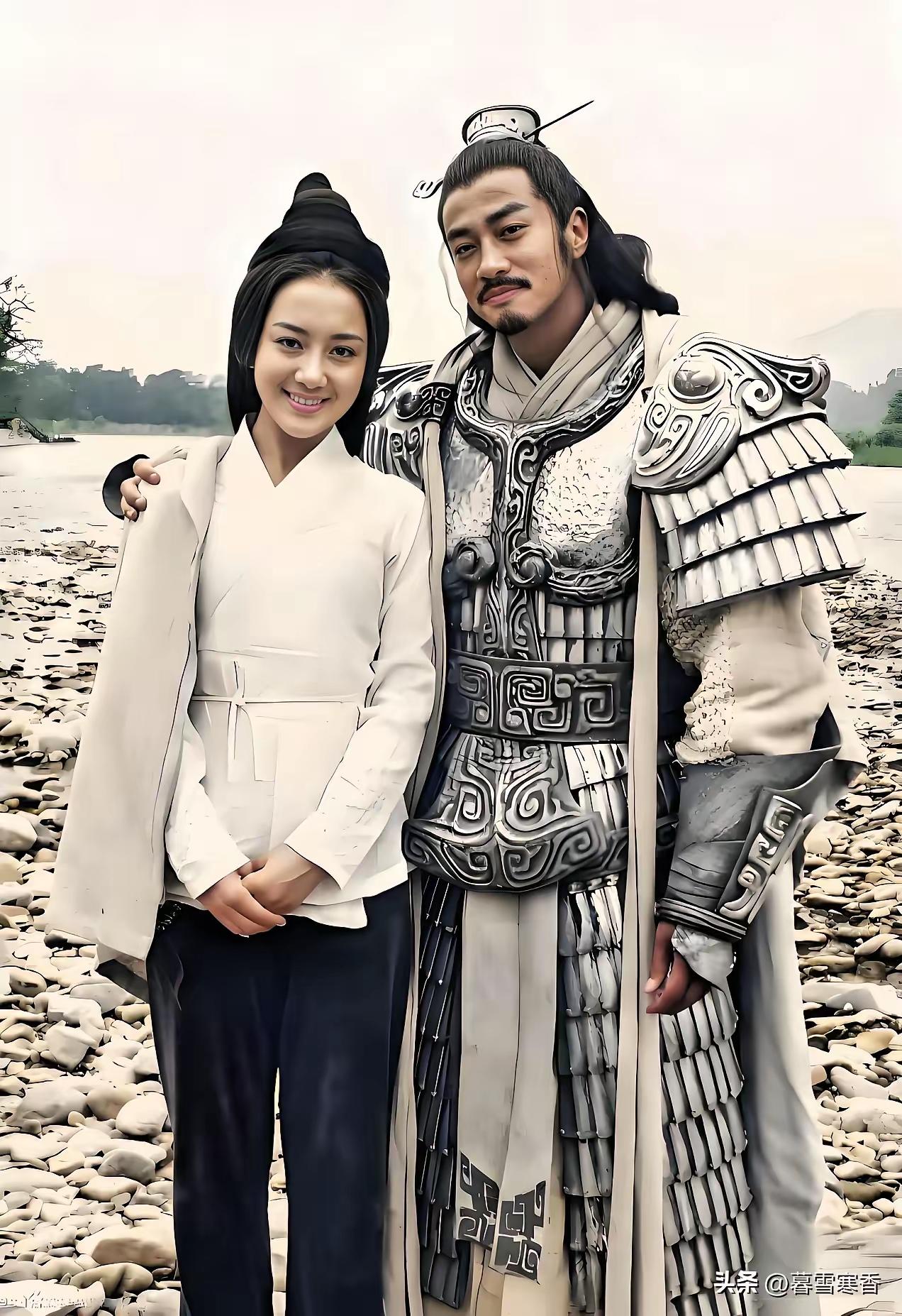 特地查了下何润东的“虞姬”，
​她曾是古装第一美人，
​却被叶璇的狗咬伤，整容多