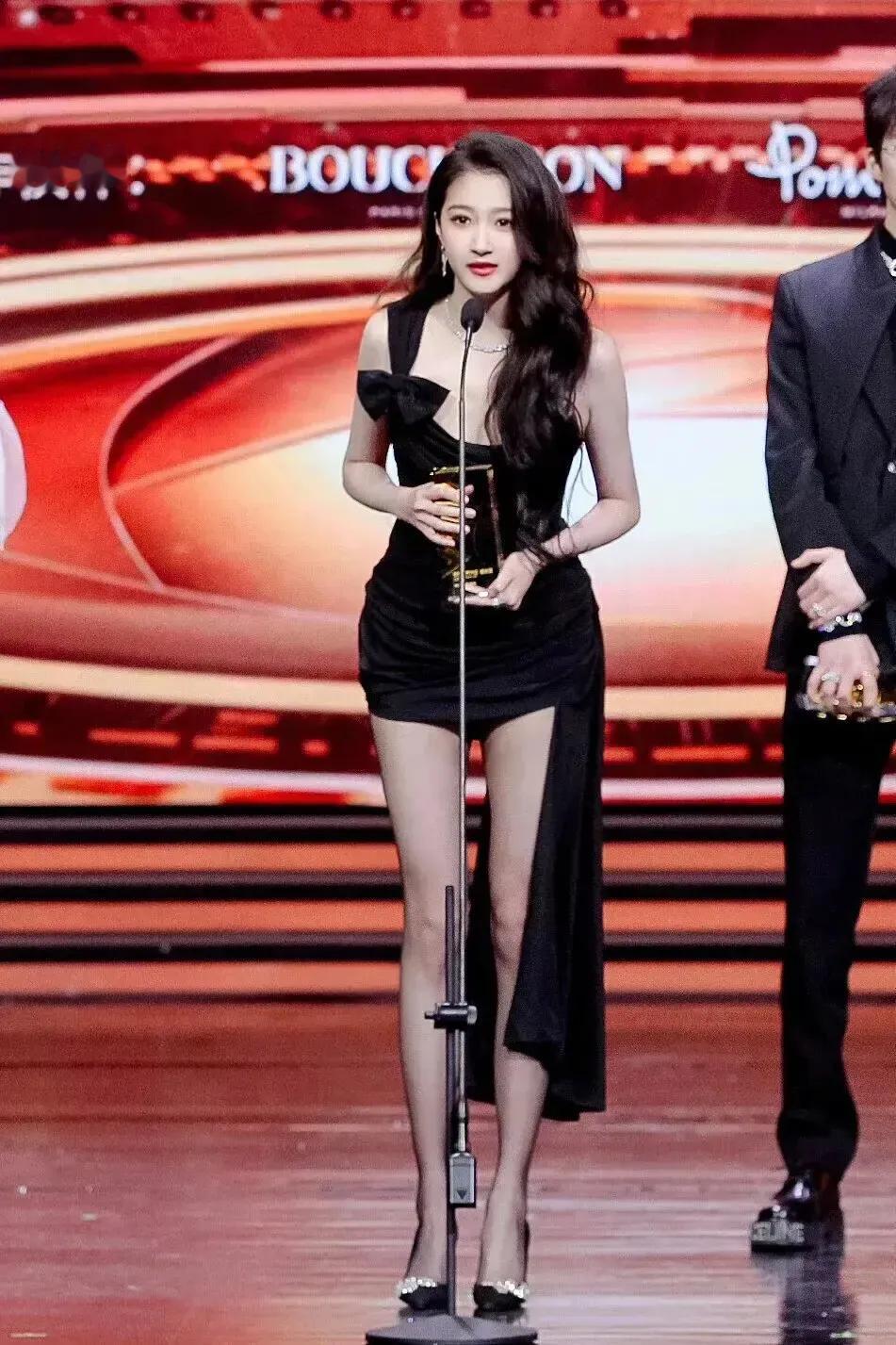 关晓彤在批评声中越来越苗条，打扮越来越好看。包括从生图中，也可以看出，她真的很瘦