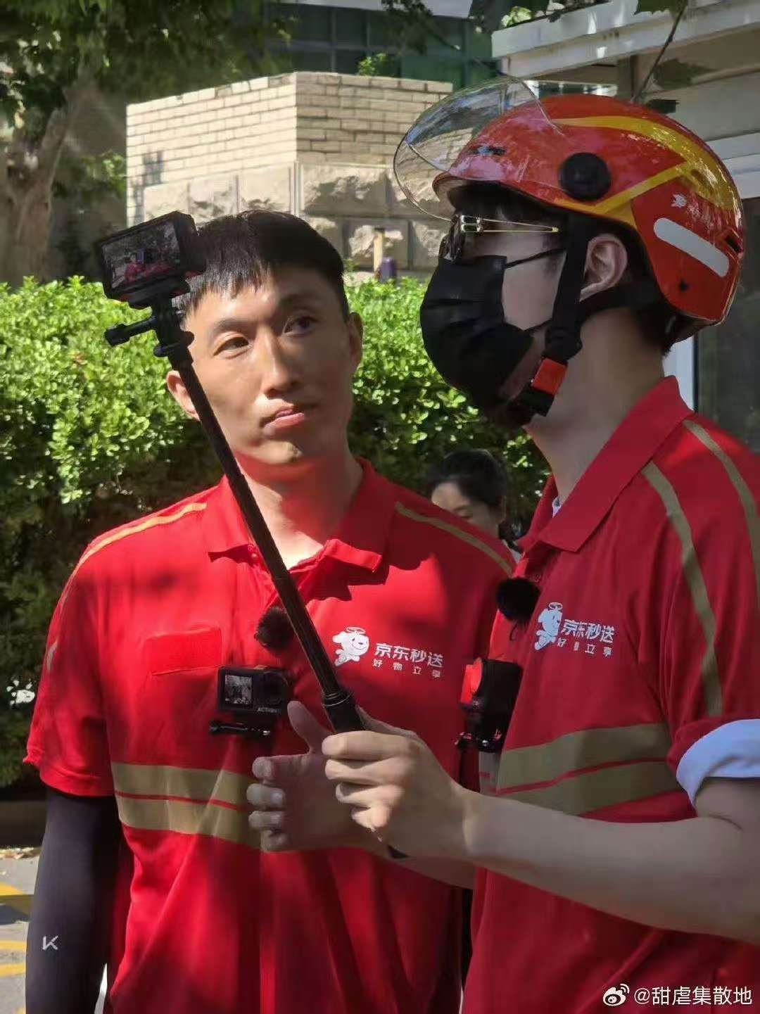 北京偶遇张艺兴送外卖张艺兴亲自送外卖北京偶遇张艺兴送外卖，羡慕了，[送花花][送