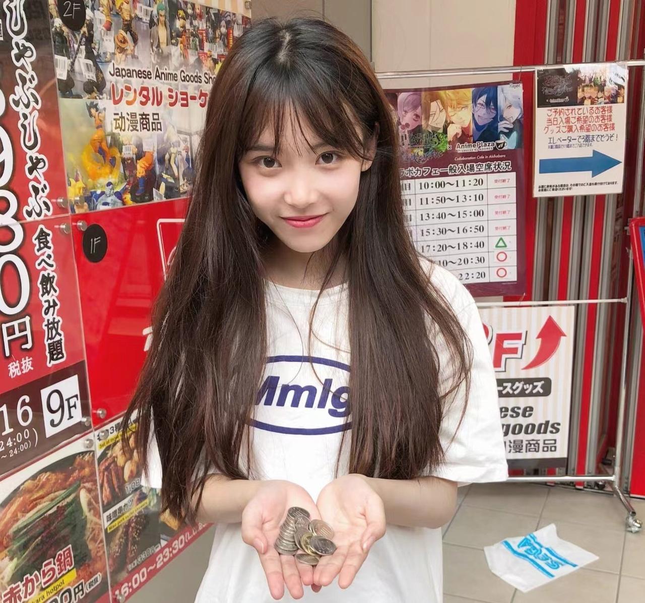 半藏森林，
初代网红，
那绝对是甜妹的代表。
不过，好像和章若楠有点像。