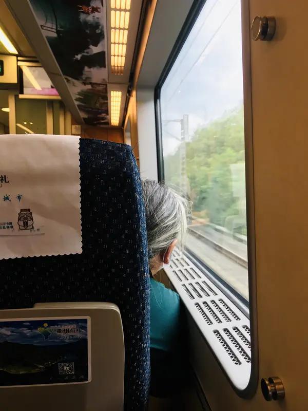 2025年春季以来，多地铁路部门推出银发旅游专列，服务特别之处还真不少。
首先是