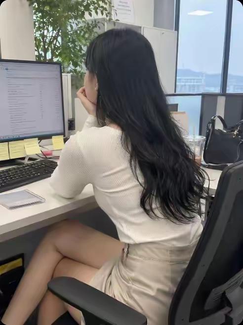 同事，30岁了，还没嫁人，我已婚