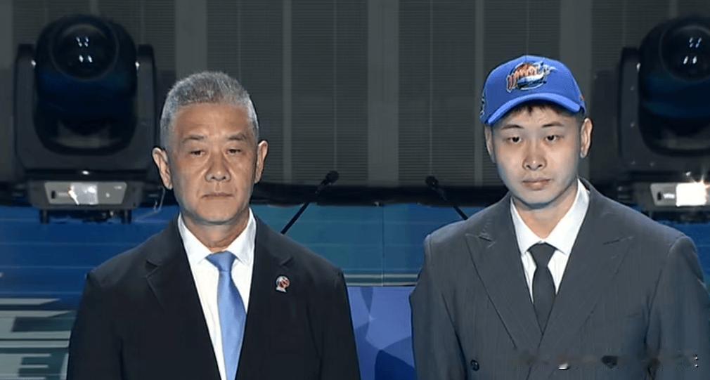 反差强烈！四川男篮选中4位球员中，三个板着脸，一个没来现场，而新疆男篮选中第五顺