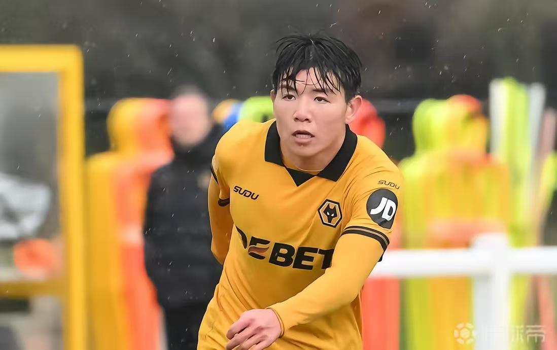 英超狼队发布公告，中国球员徐彬因为腿筋受伤，结束在英甲的租借，返回狼队接受治疗，