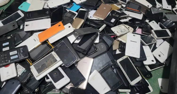 旧手机回收价暴涨8倍原因 原来旧手机还能回收炼金，当然是低价收购，一个不锈钢盆就