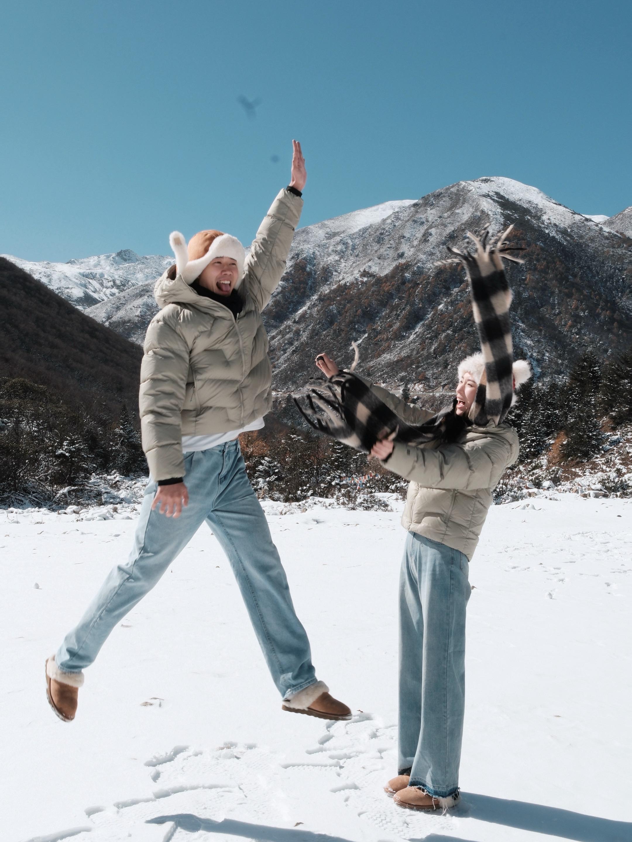梦想的光芒 照得脸发烫 举起你的手 放纵你狂跳的脉搏