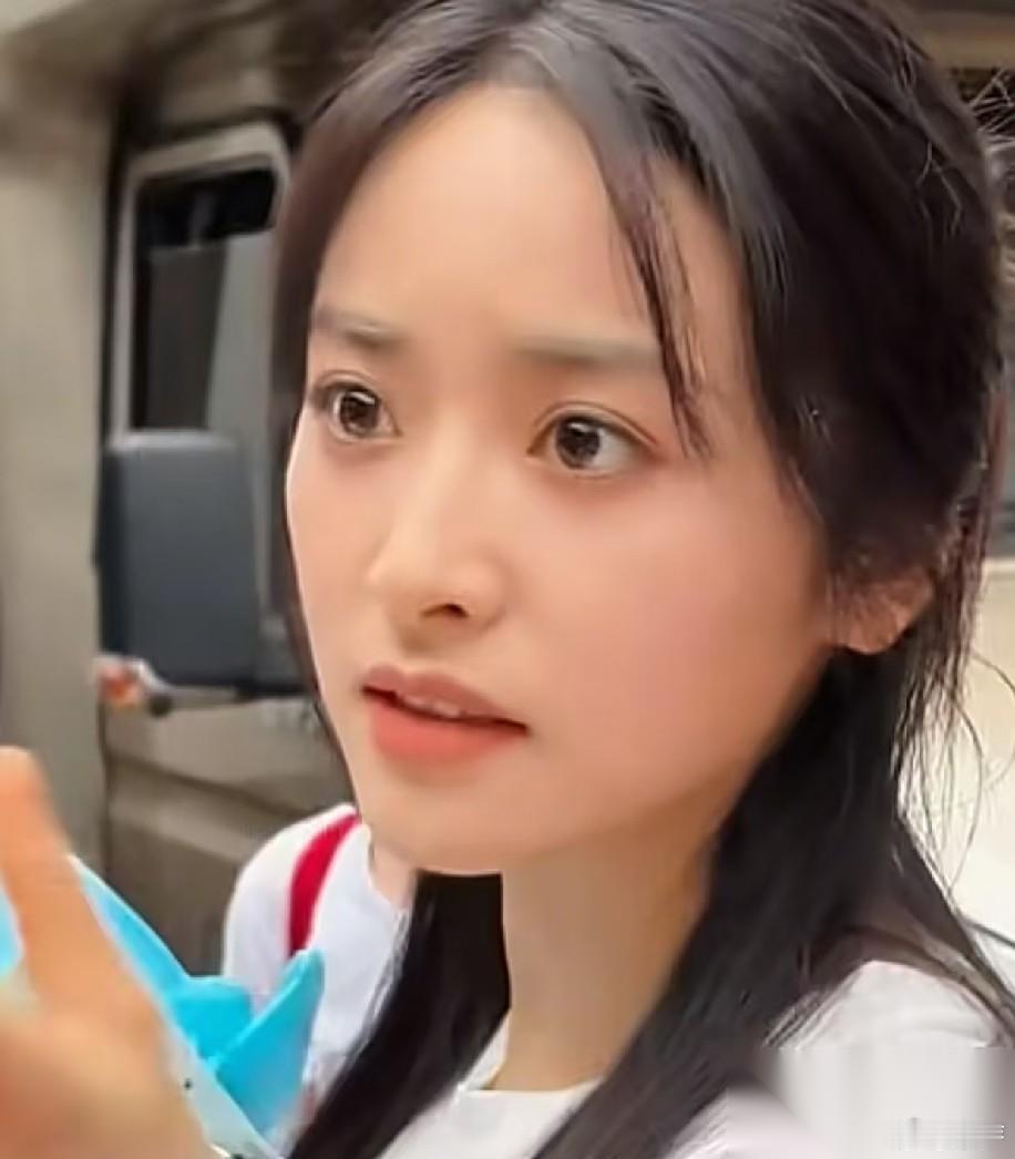 舆论风波后，沈月和王鹤棣首次现身，状态都不是很好！ 沈月穿着简单的白色短袖，脸上