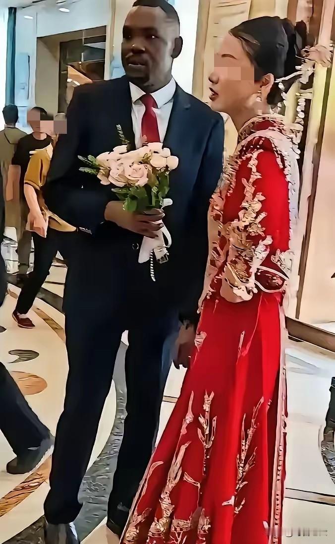 90后新娘娶非洲新郎引发网友广泛讨论。该新娘表示不要任何彩礼并打算给孩子上中国户