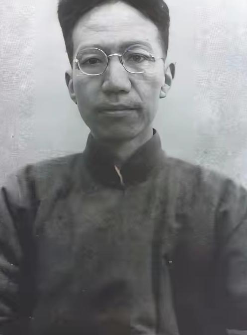 1941年12月，几个日本兵闯入一位中国老人家中，谁料，老人竟用流利的日语破口大