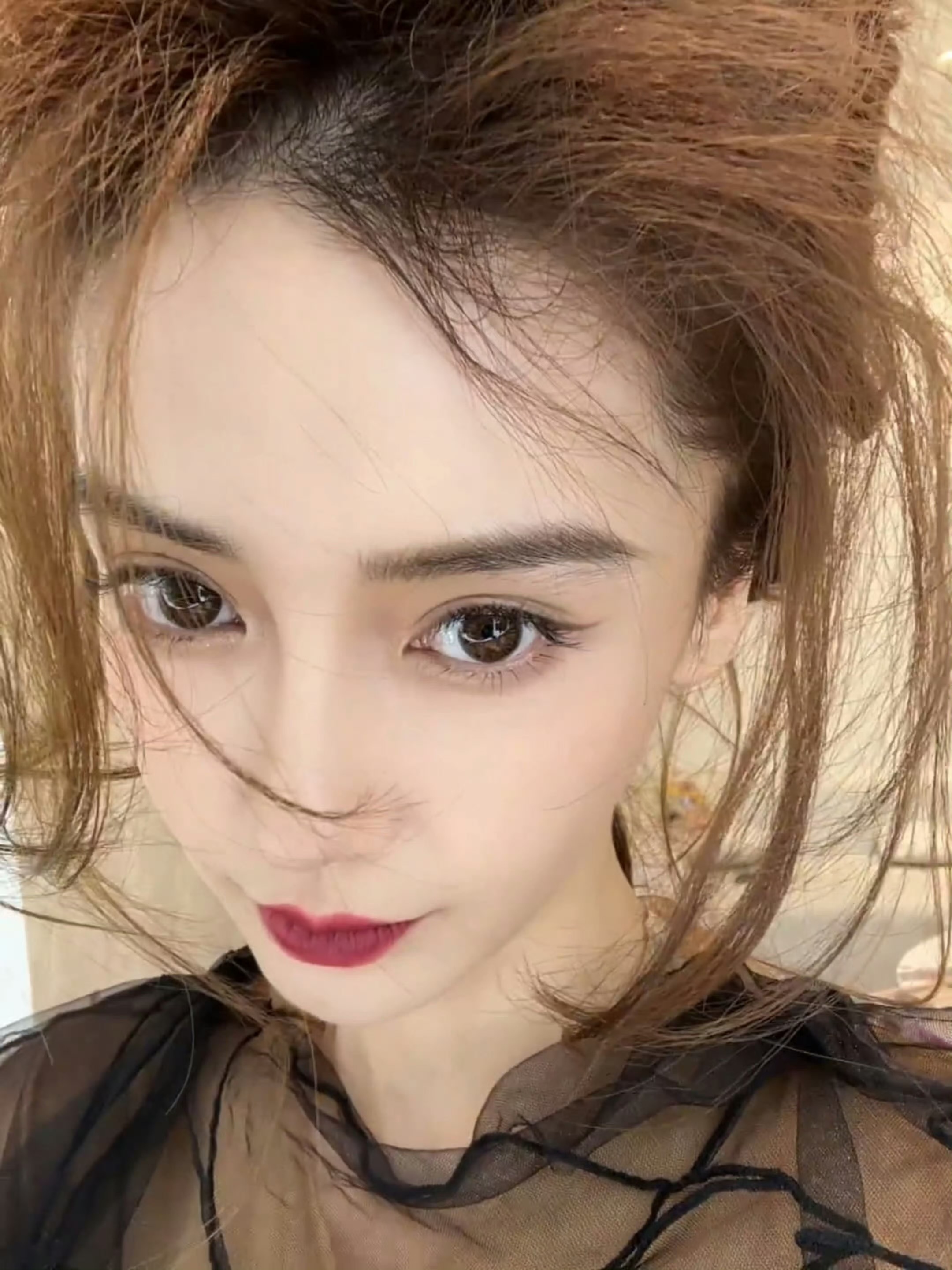 晚上好，给大家发张自拍吧 嘻嘻 ​​​