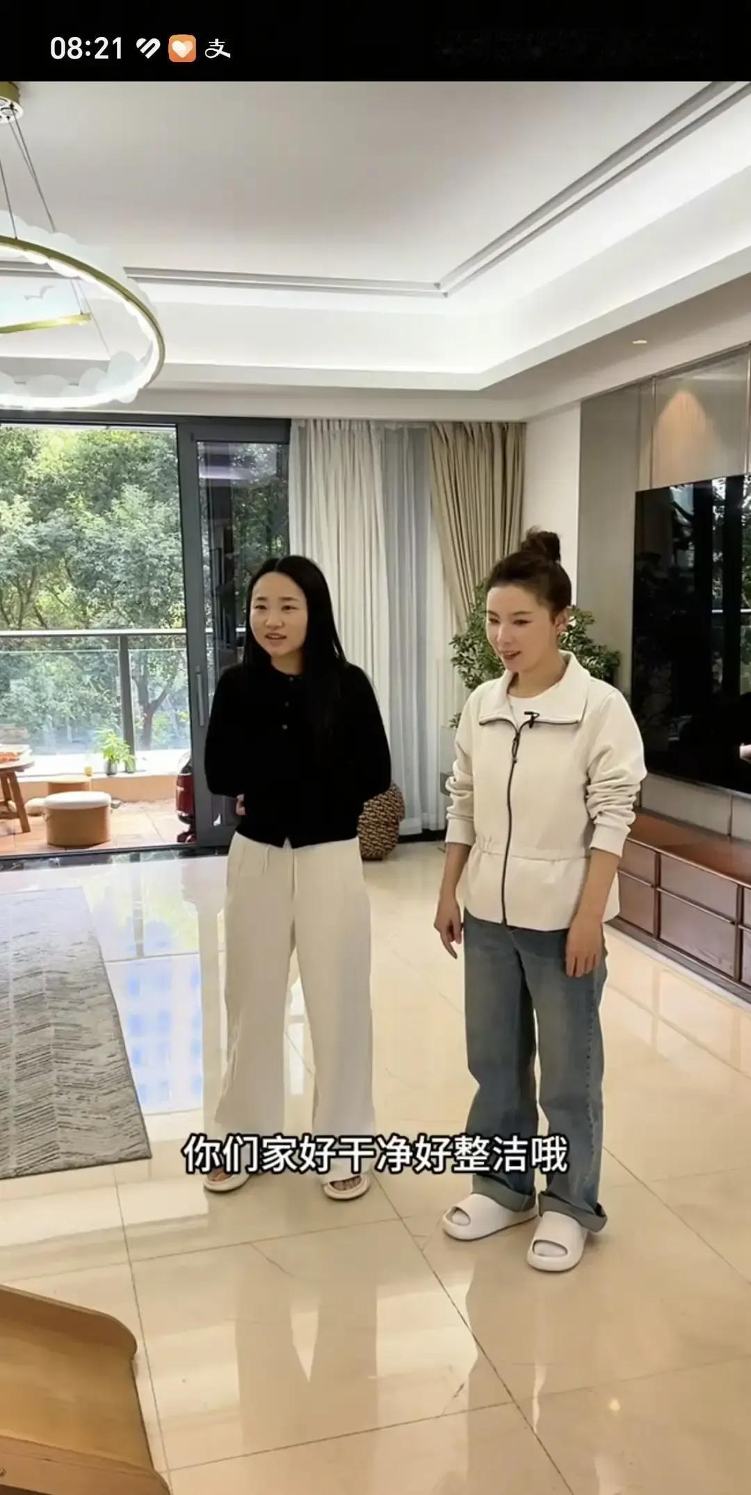 何可欣拎着水果踏进金哥小院那一刻，我盯着屏幕都替她捏汗。
红姐围着围裙冲出来，手