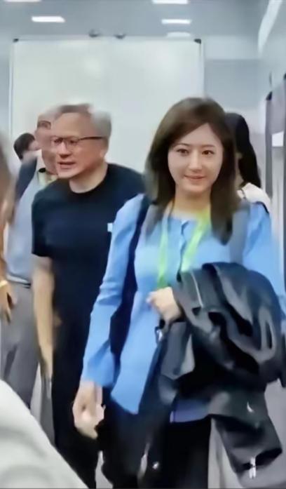 黄仁勋身边有个女人，叫金洋。很多人以为她是助理，就是那种帮忙开门、递水、安排行程