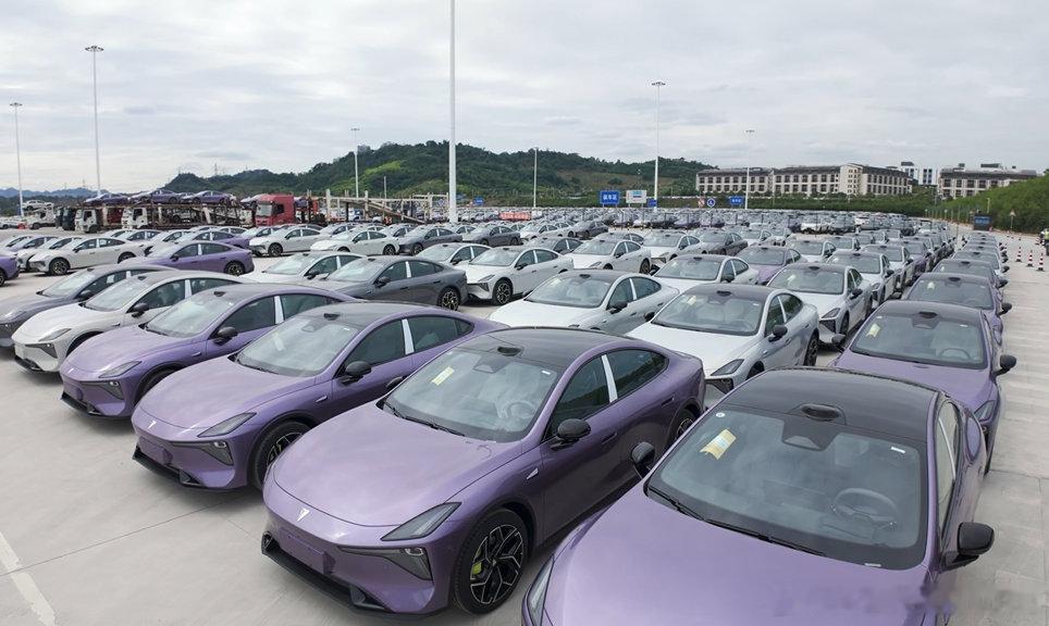 近日，深蓝L06从重庆长安汽车数智工厂正式启程，带着“年轻科技运动”的品牌基因强