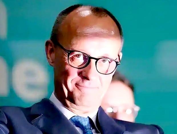 默茨“乱点鸳鸯谱”，竟将默克尔比作“张伯伦”，把普京喻为“希特勒”，其张狂之态，