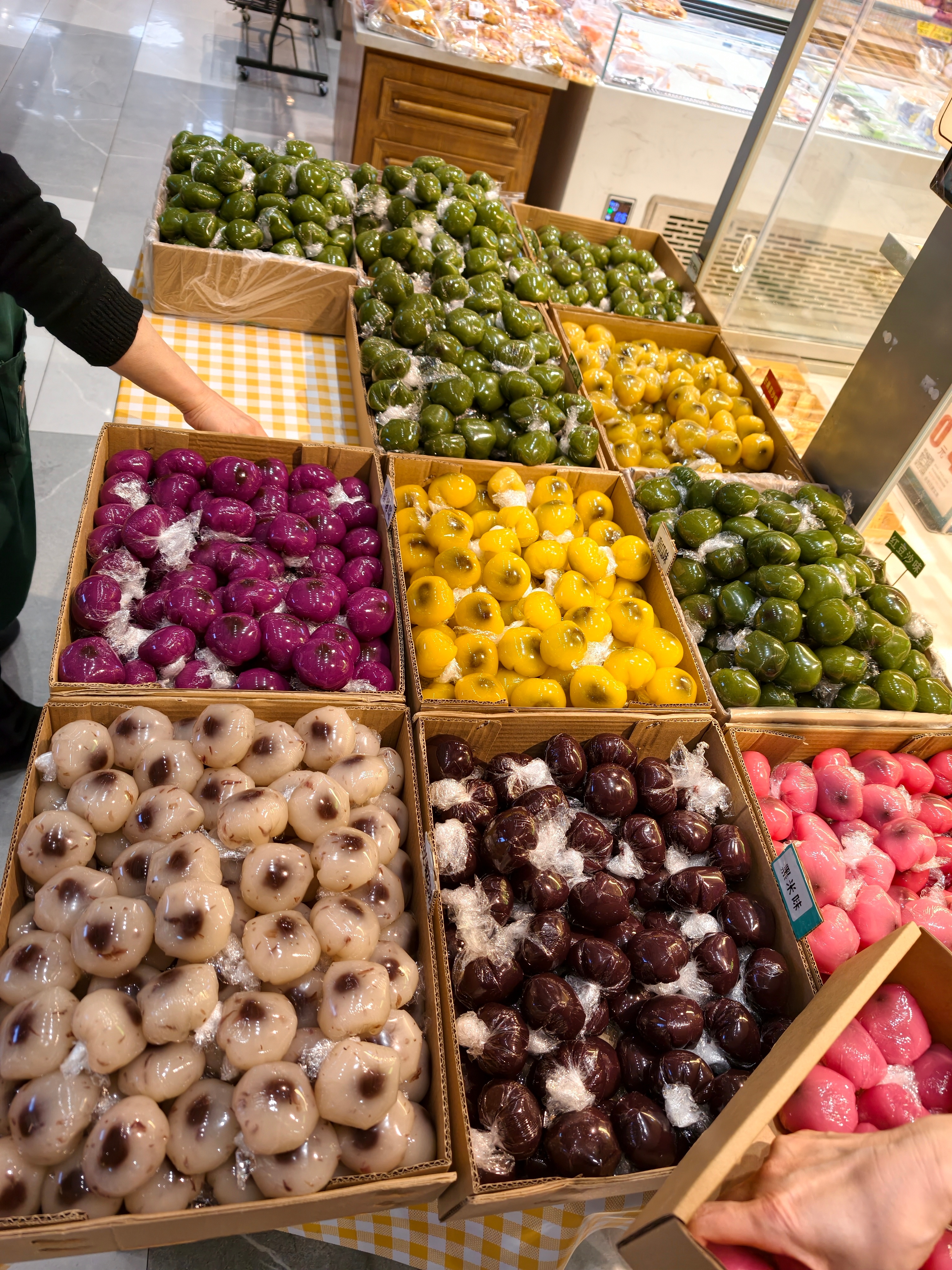 #属于中国人的清明仪式感# 我去逛超市的时候，看到超市阿姨做出了五颜六色的青团，