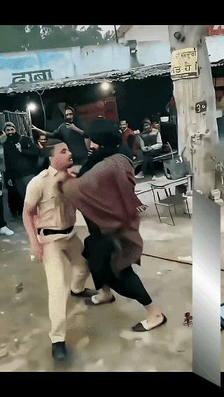 印度警察执法时仅手持一根棍子，显然威慑力有限。倘若他们手中持有真枪实弹，想来这个