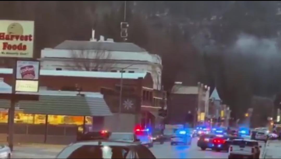 新闻快讯——美国爱达荷州华莱士市肖肖尼县治安官办公室发生持枪袭击事件，相关人员正