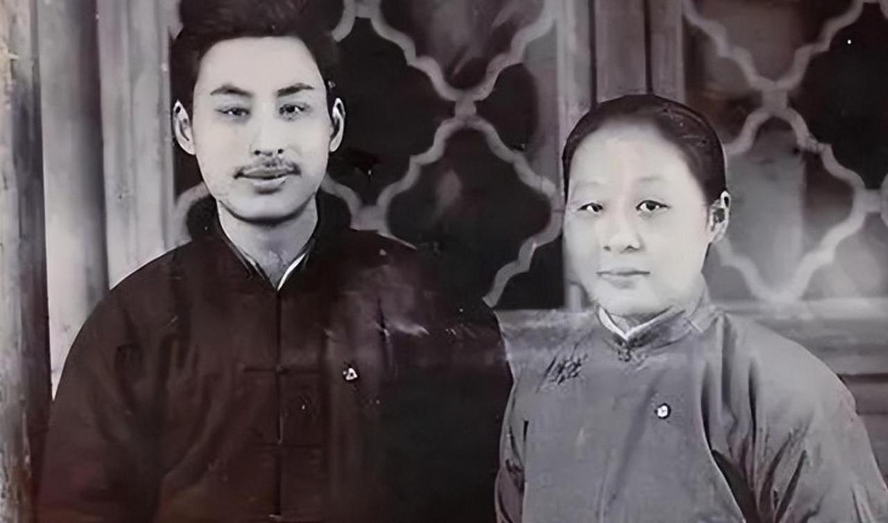 1916年，叶圣陶迎娶了未曾谋面的妻子。洞房夜，两人第一次见面。他用颤抖的手，掀