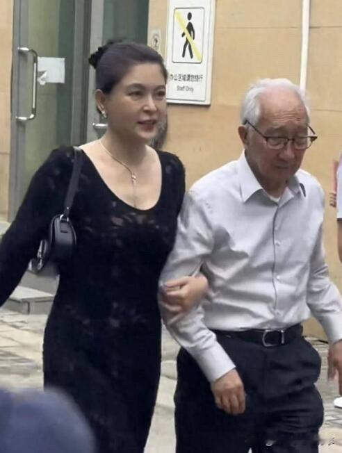 靳尚谊年龄大了还带着妻子一起去参加活动，生活中他应该是很疼爱妻子的一个人，这才是