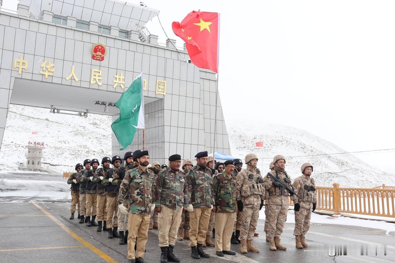边疆冰天雪地，中巴亲如兄弟。我国的很多地方都已进入高温季节，但位于帕米尔高原的红