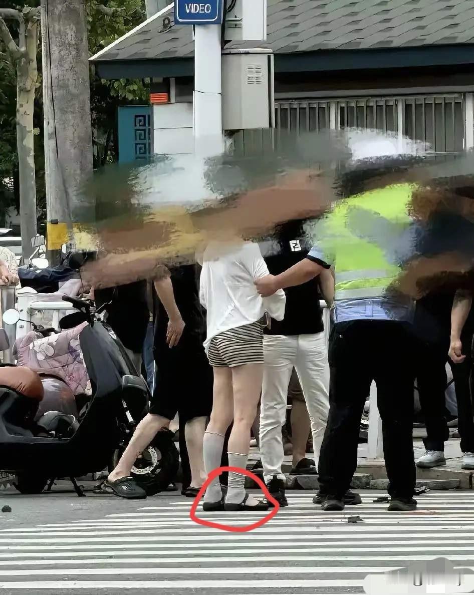 安徽广德十字路口的这起悲剧，女司机开腾势D9右转失控后冲进绿化带，撞上等候红绿灯