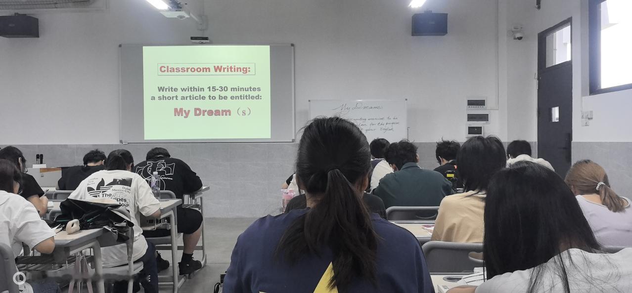 又开学了！一一好消息：学校听进去了老师们的意见，终于为所有课室配备“黑板”了。